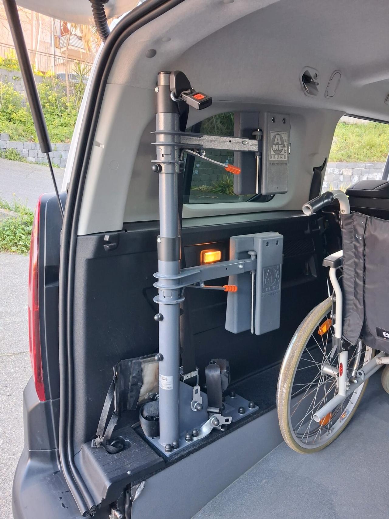 Citroen Berlingo Pianale ribassato con rampa disabili in carrozzina