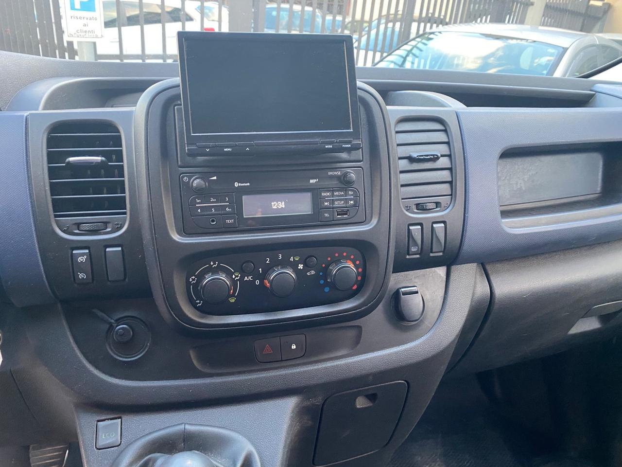 Opel vivaro disel 3 posti