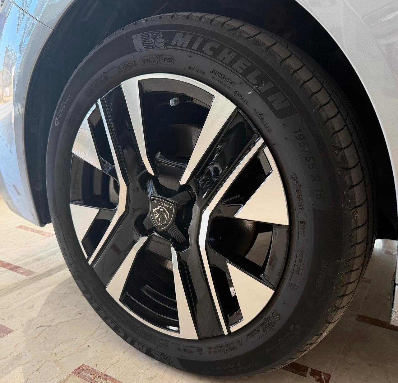 Peugeot 208 1.2 100CV Allure