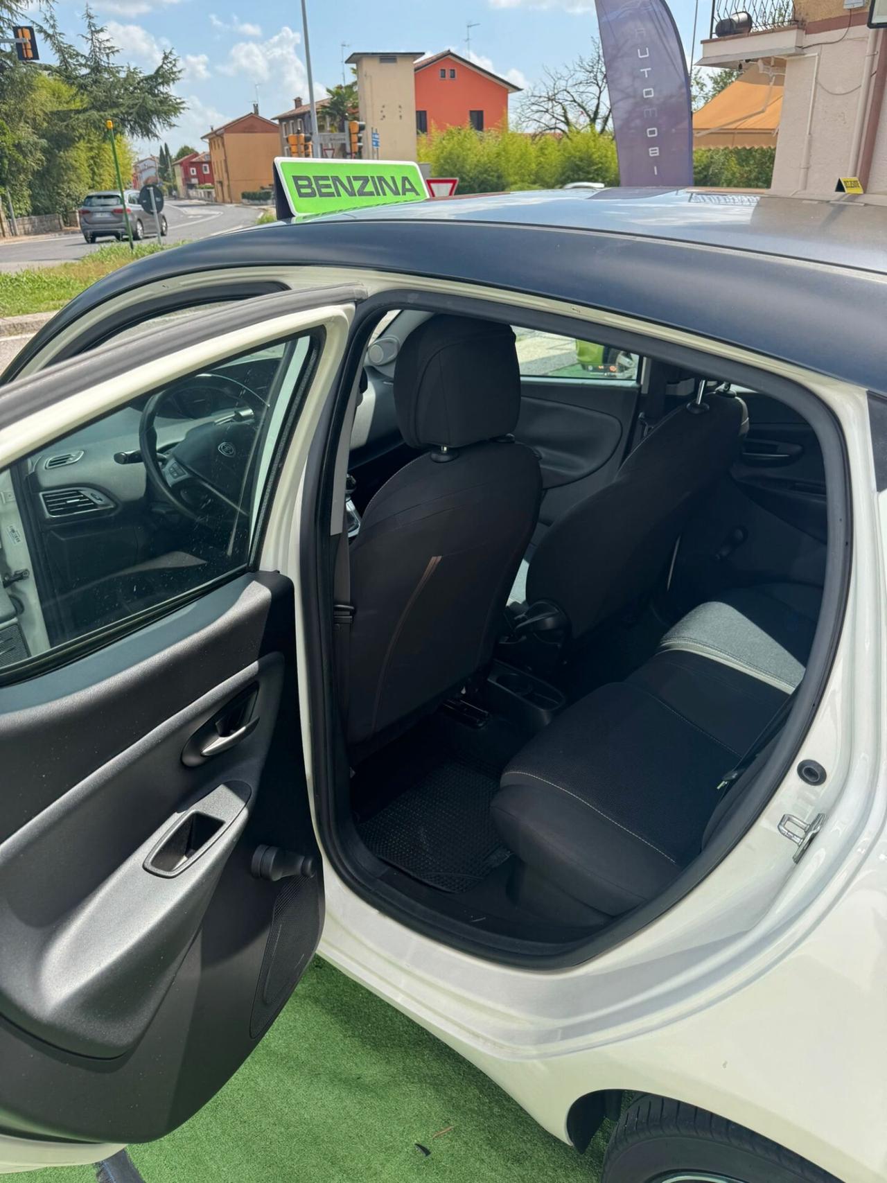 Lancia Ypsilon 1.2 69 CV 5 porte S Momodesign