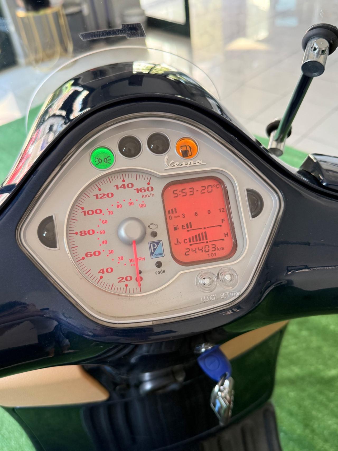 Piaggio Vespa 250 GTS SUPER