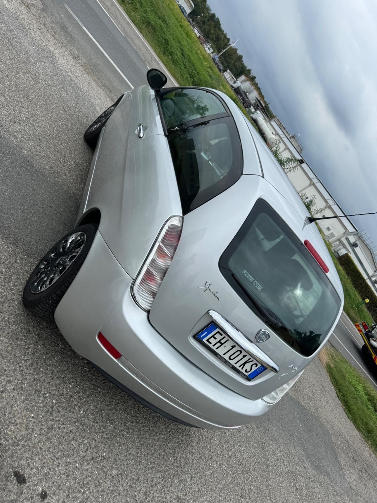 Lancia Ypsilon 1.3 MJT 75 CV Unyca