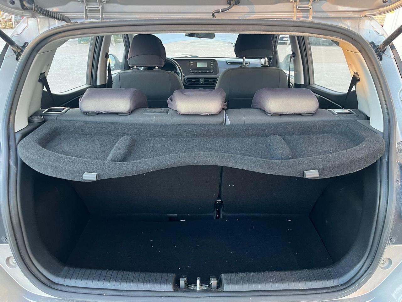 Pacchetto 2 auto incidentate : AYGO X - Hyundai I10
