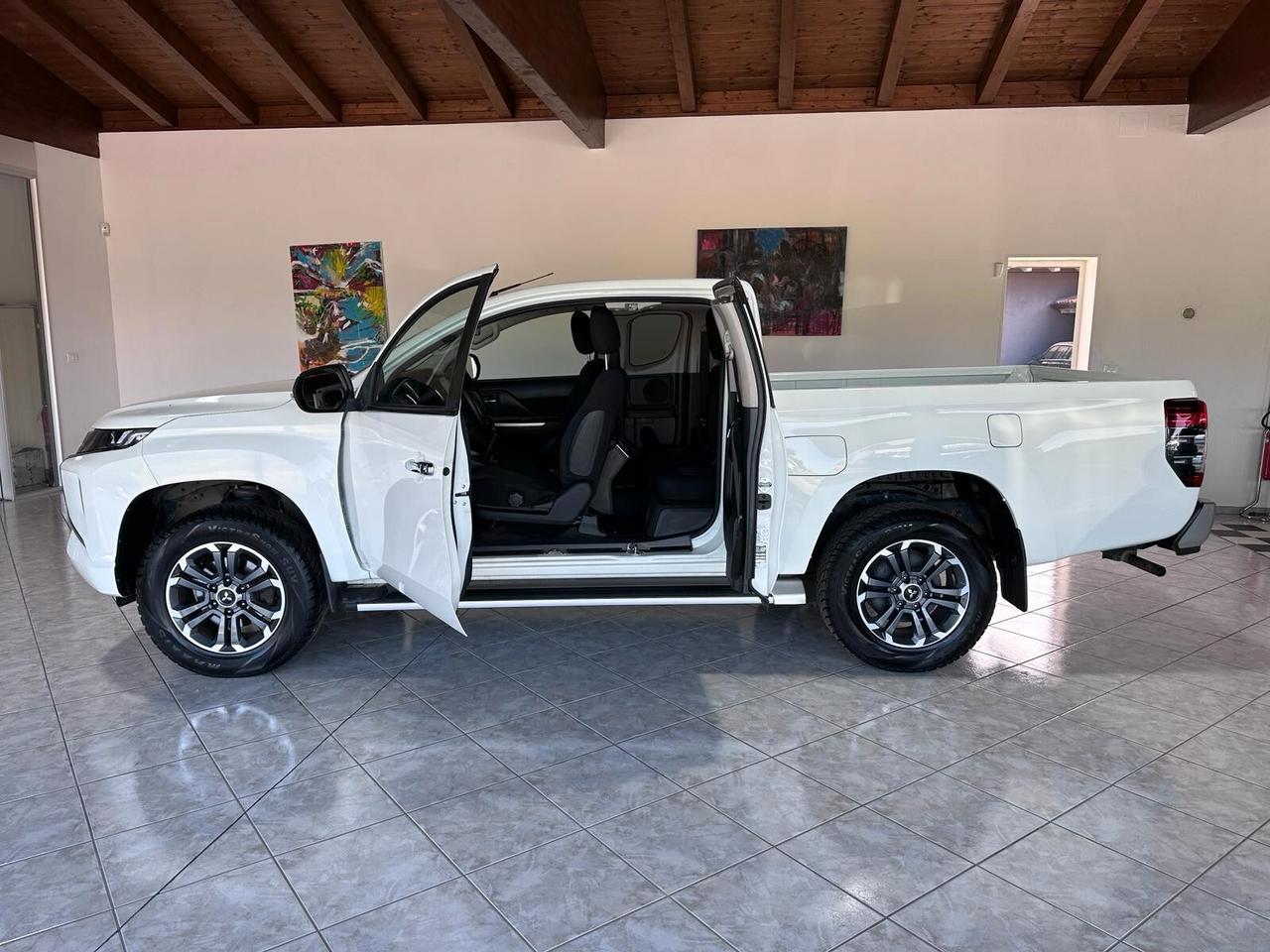 Mitsubishi L200 2.3 D Club Cab 4x4 Super Select Intense *UniProprietario