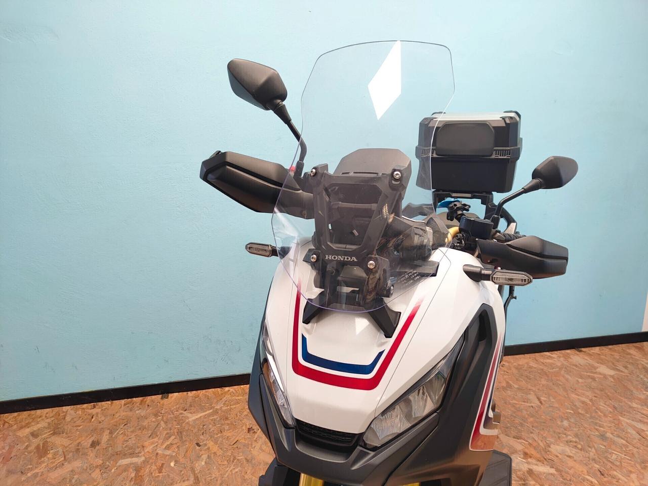 Honda X-ADV 750 con livrea Tricolour HRC