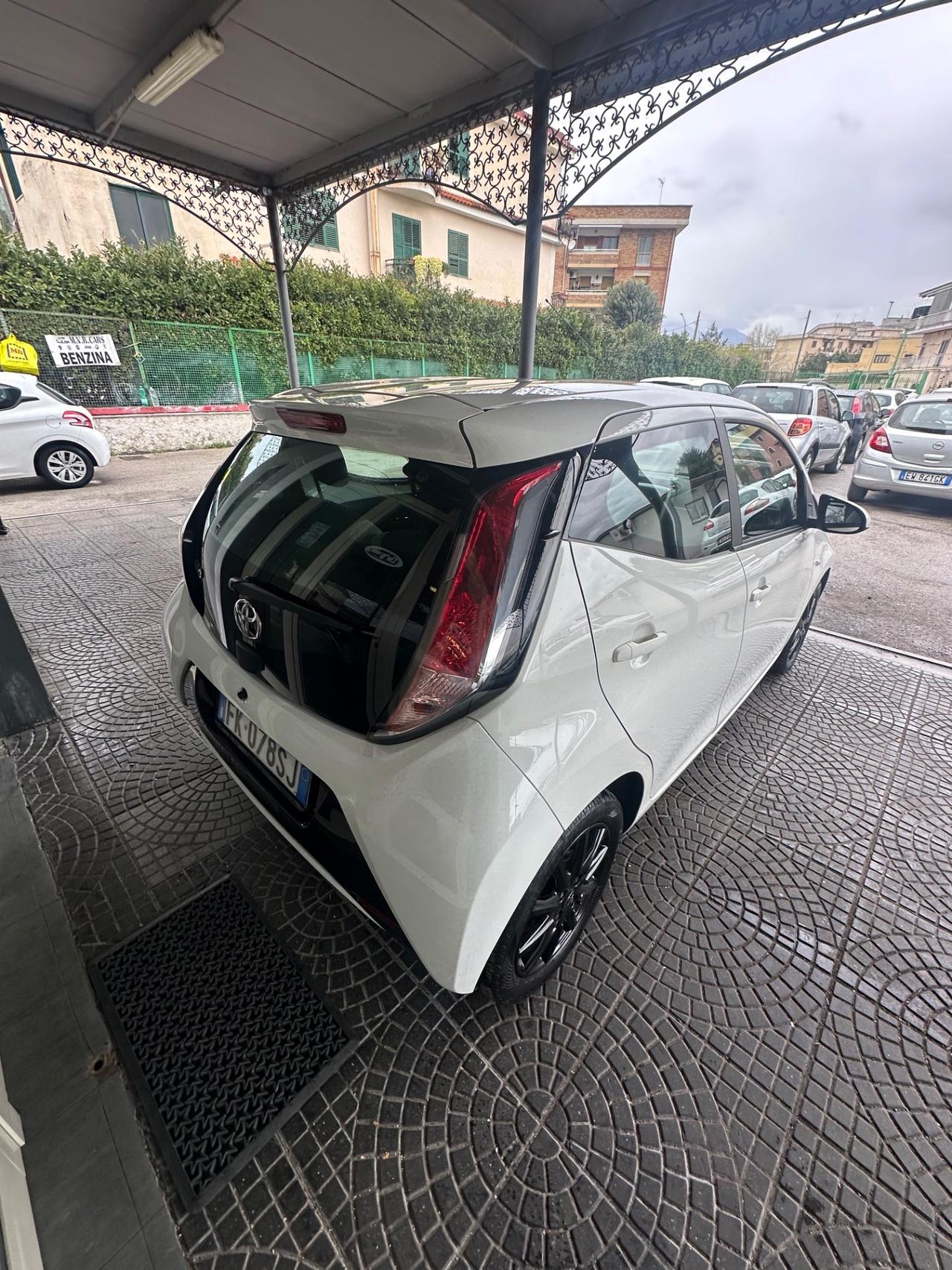 Toyota Aygo 1.0 VVT-i 69 CV 5 porte x-black TSS