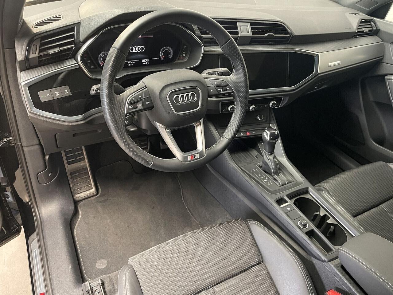 Audi Q3 SPORTBACK 35 TDI QUATTRO S LINE / PANORAMA / R20 / MATRIX