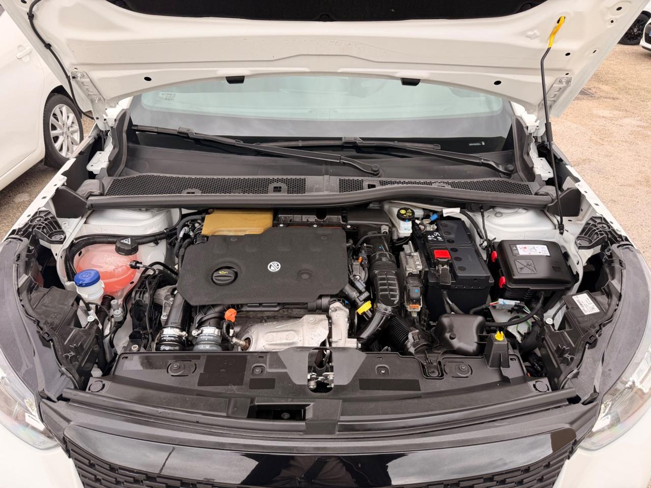 Peugeot 2008 1.5 BlueHDi 130 EAT8 Allure NAVI CAR PLAY