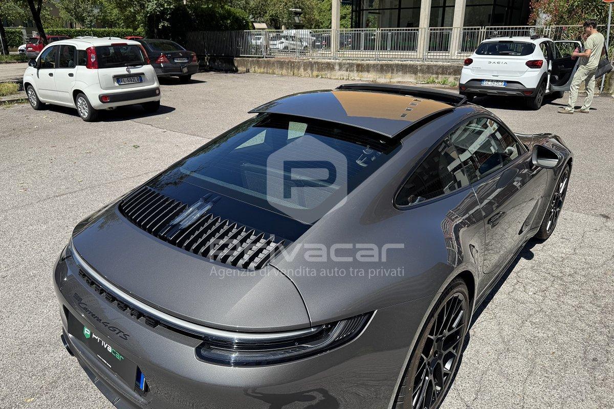 PORSCHE 911 Carrera 4 GTS