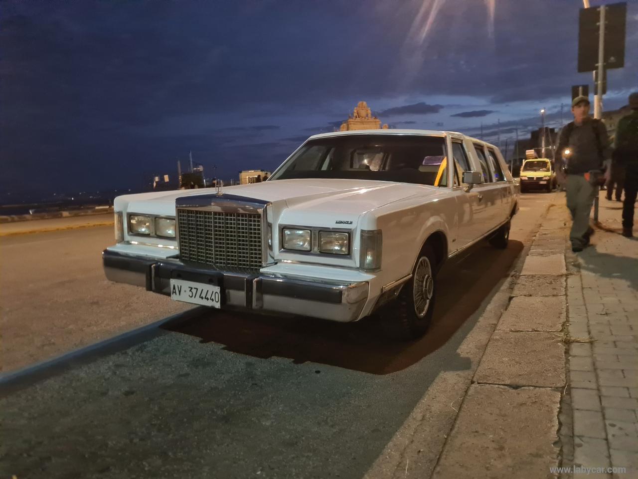 LINCOLN TOWN CAR