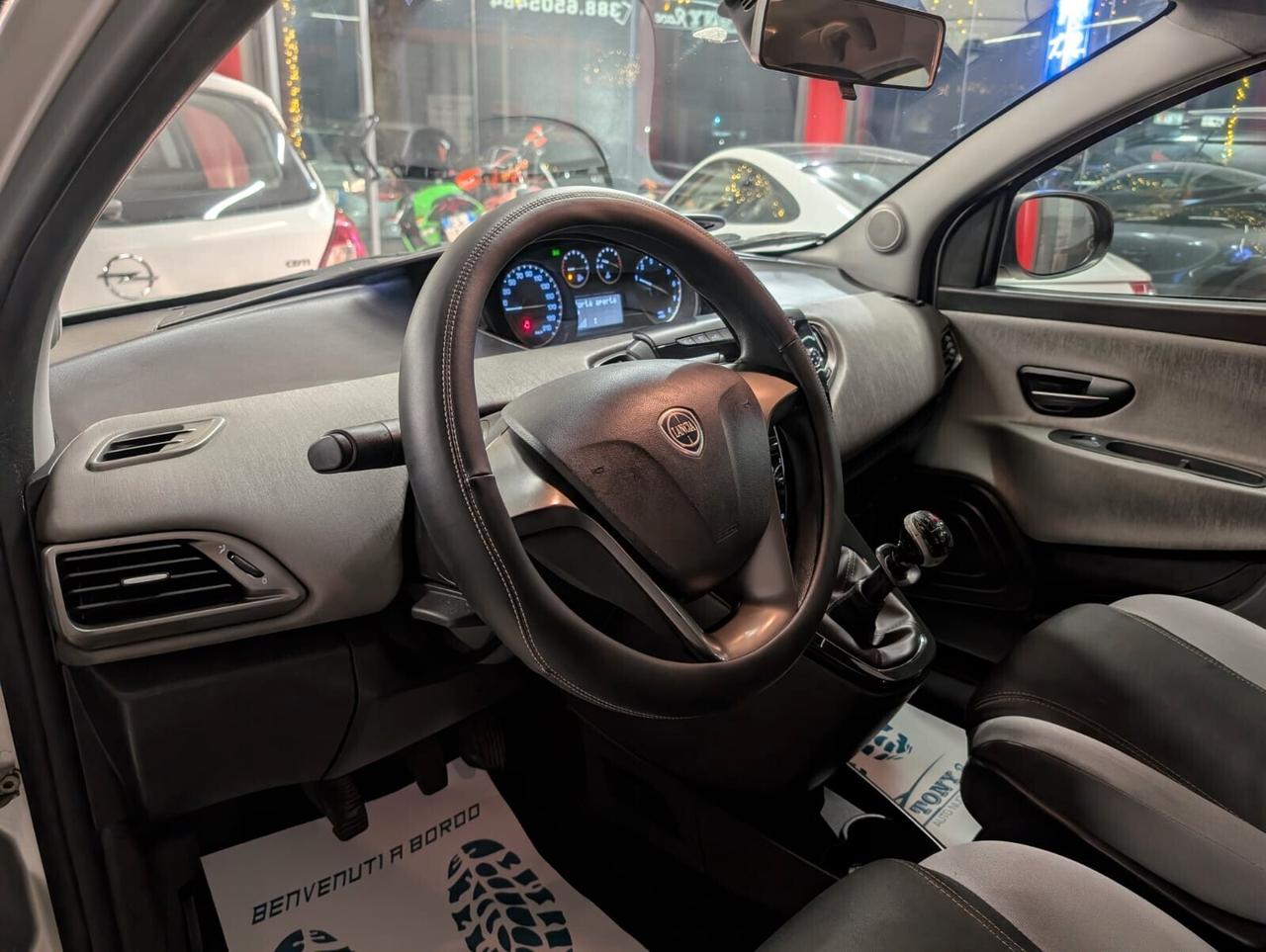 Lancia Ypsilon 0.9 TwinAir 85 CV 5 porte Metano Ecochic Silver