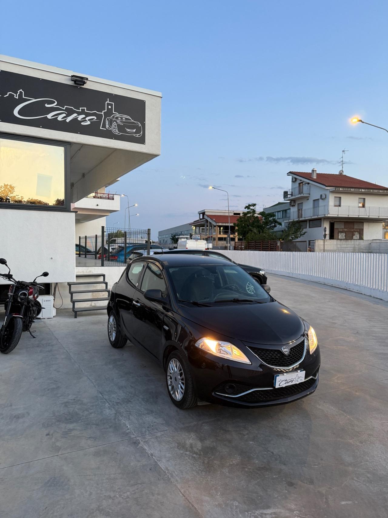 Lancia Ypsilon 1.2 69 CV 5 porte GPL Ecochic Silver