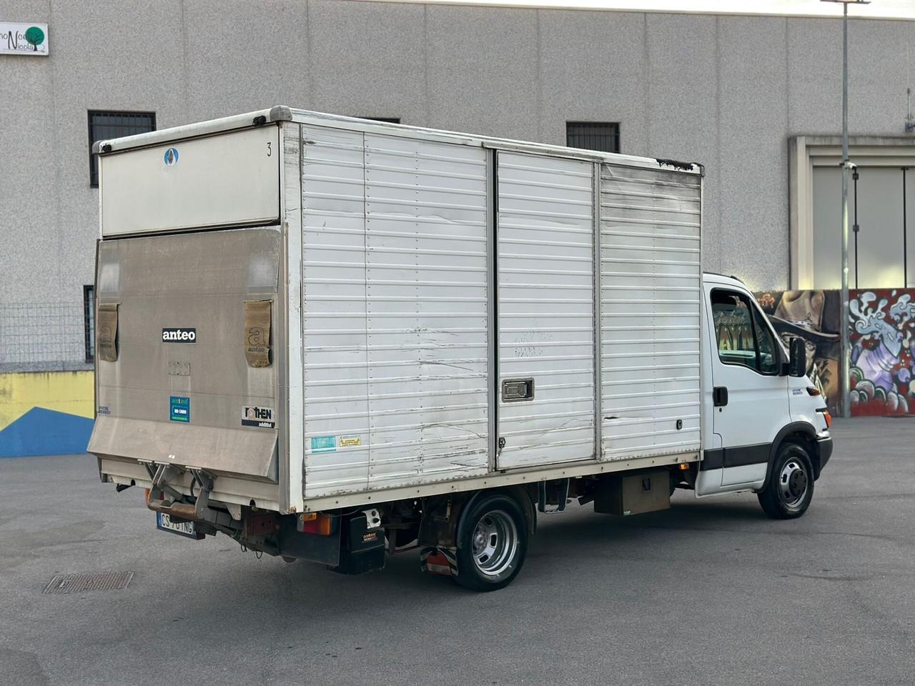 IVECO CON PEDANA IDRAULICA