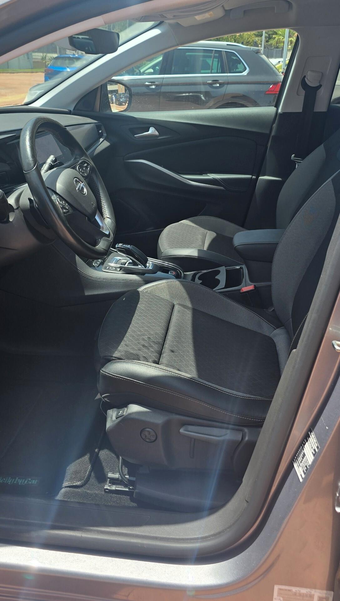 Opel Grandland 1.6 PHEV 224 CV Plug-In Hybrid Business Elegance – Efficienza e Comfort Premium