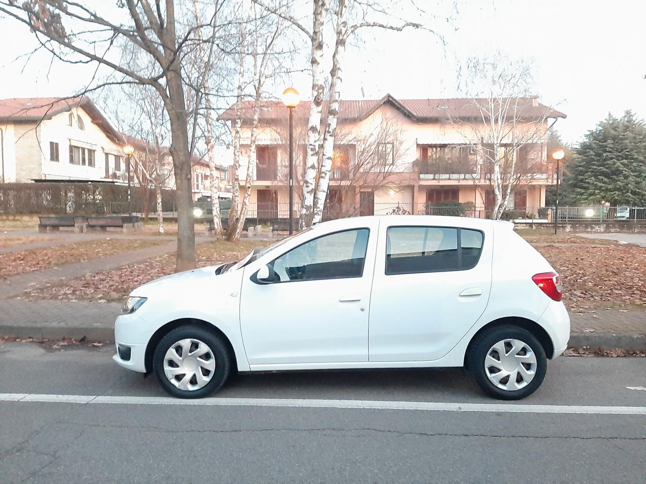 Dacia Sandero 1.2 GPL 75CV Laur&amp;amp;amp;eacute;ate KM 220 MILA A 2.999 EURO