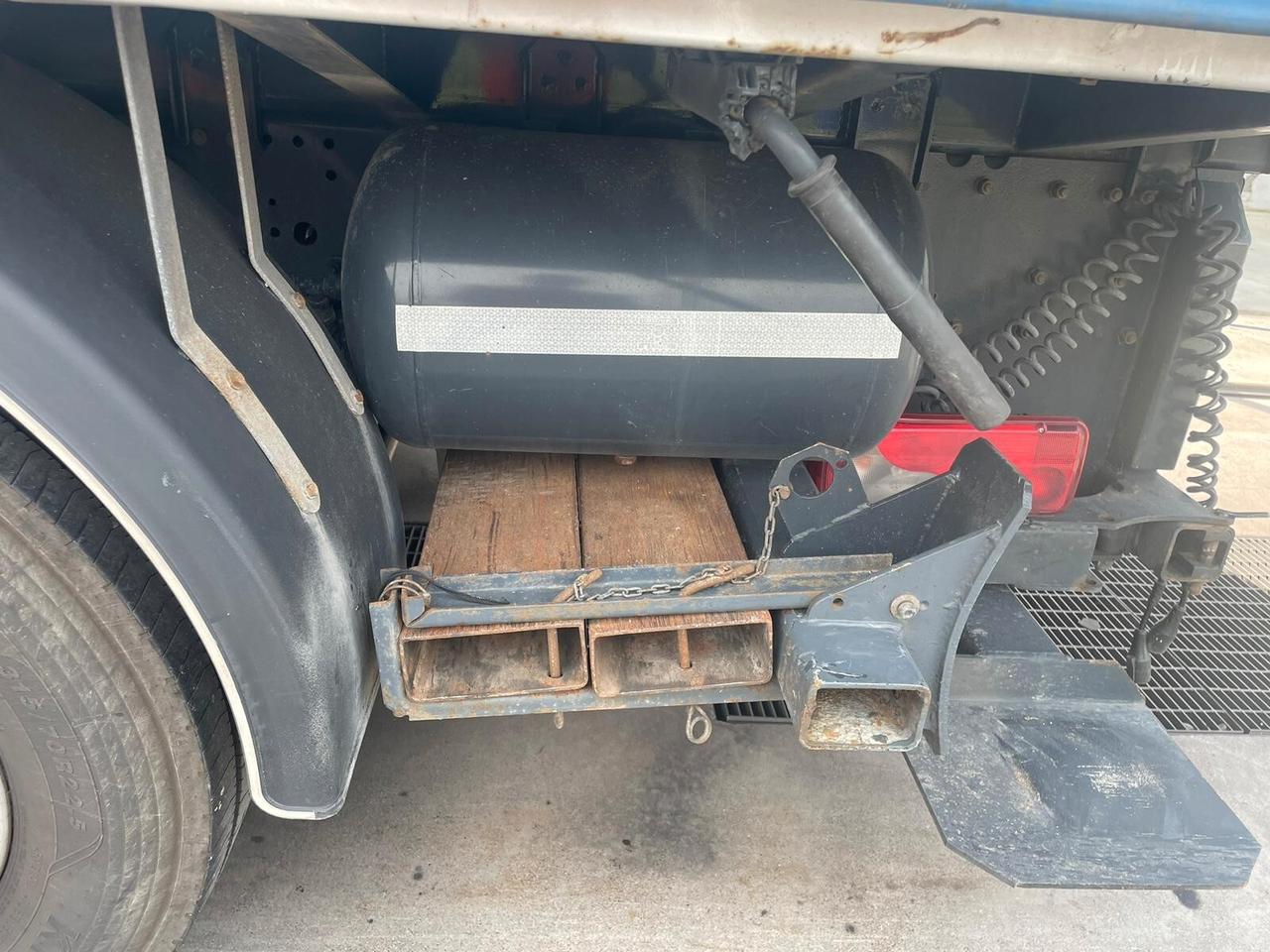 IVECO Stralis 460 LNG 6x2 centinato + Moffett M4 2.000 kg