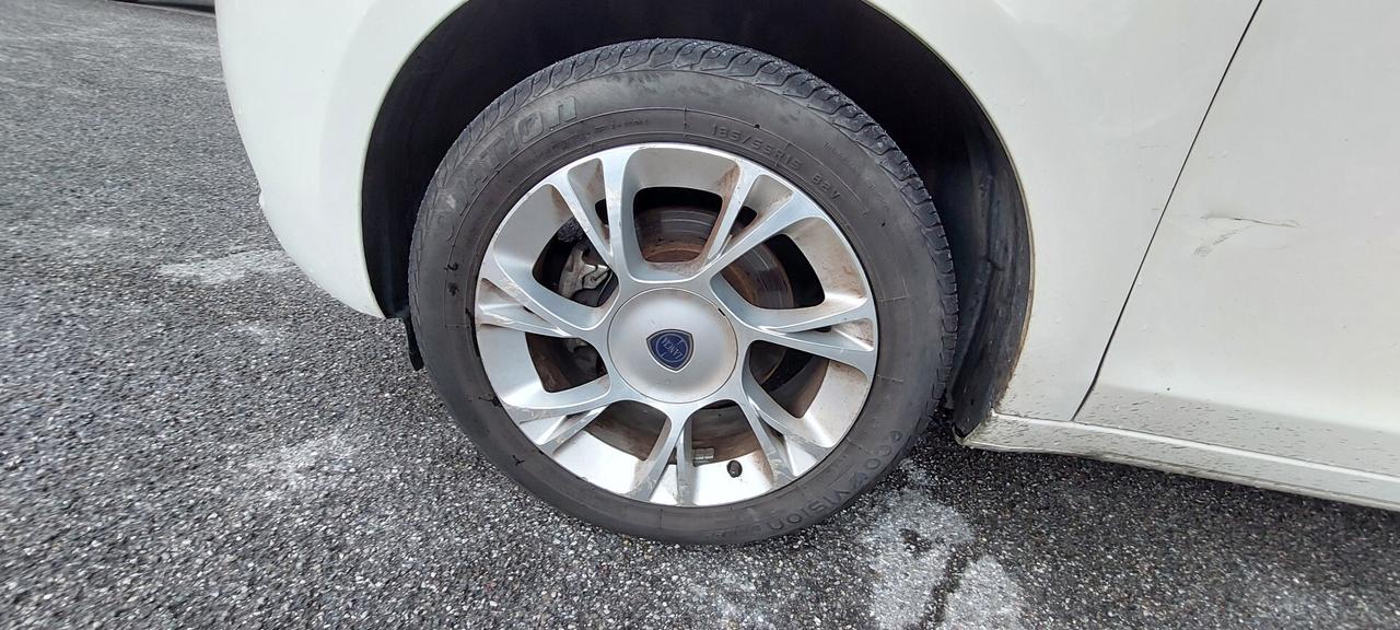 Lancia Ypsilon 1.2 69 CV 5 porte Gold