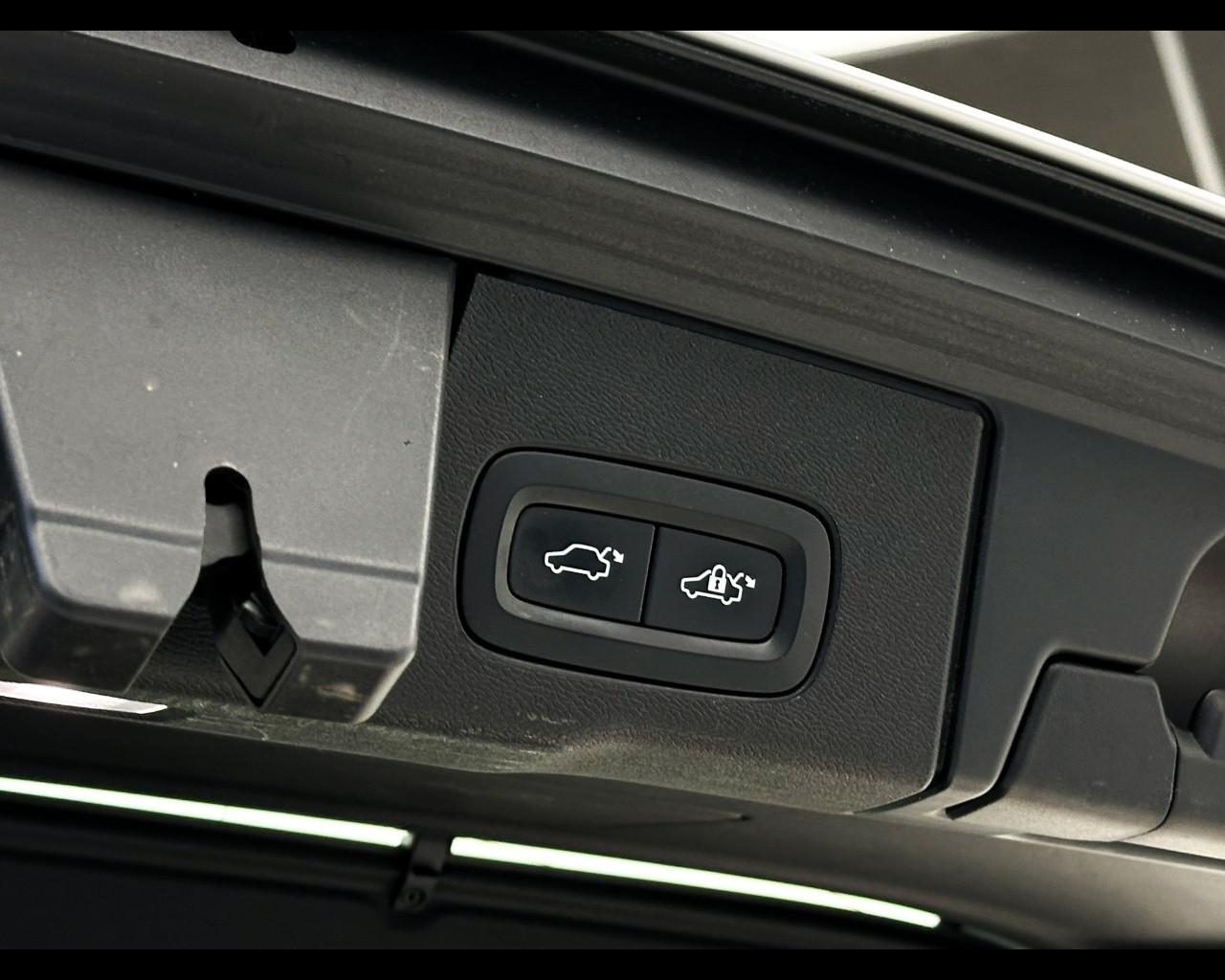 VOLVO XC60 (2017--->) XC60 B4 (d) AWD Geartronic Inscription