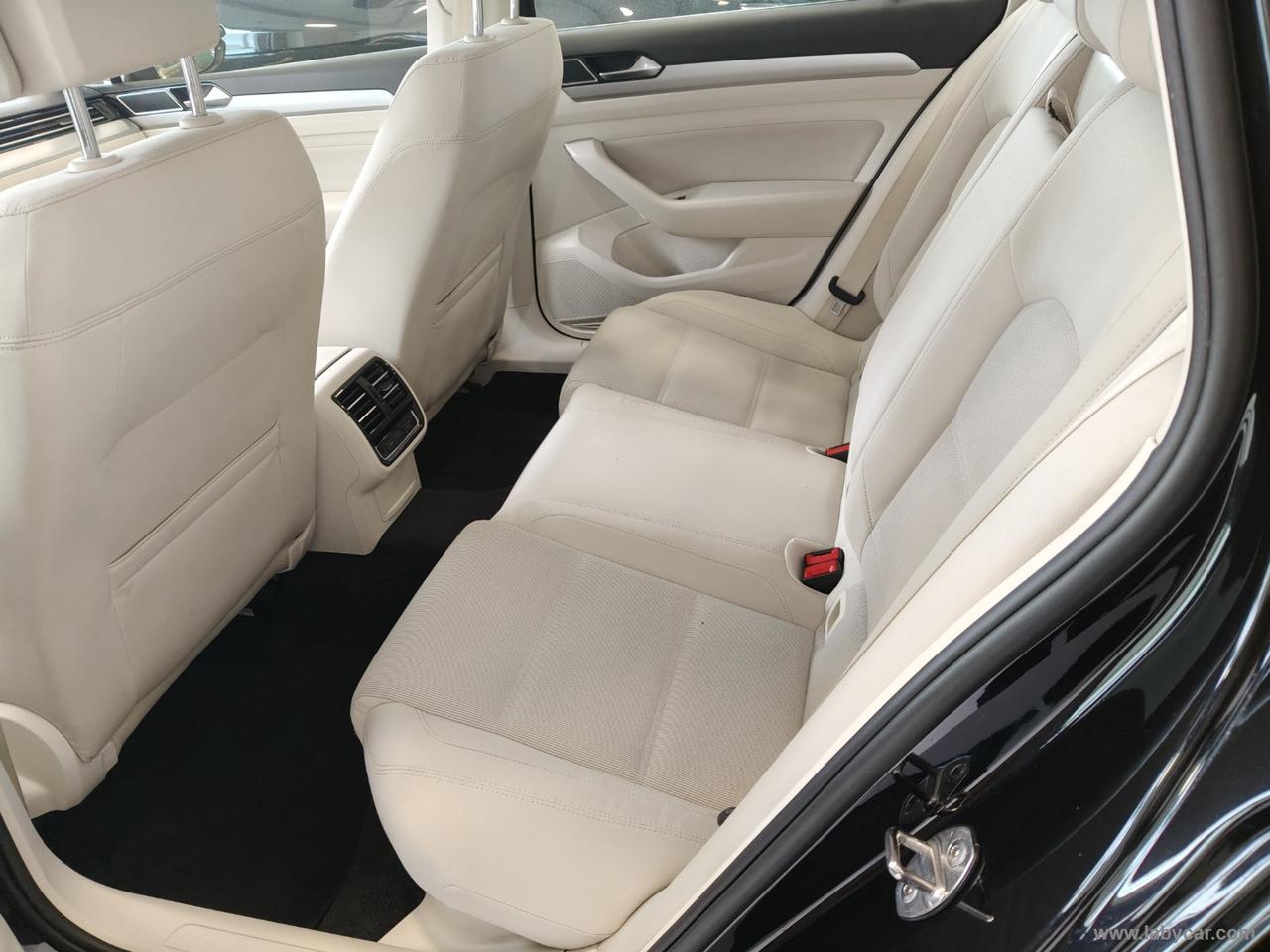 VOLKSWAGEN Passat Variant 2.0 TDI DSG Business BMT