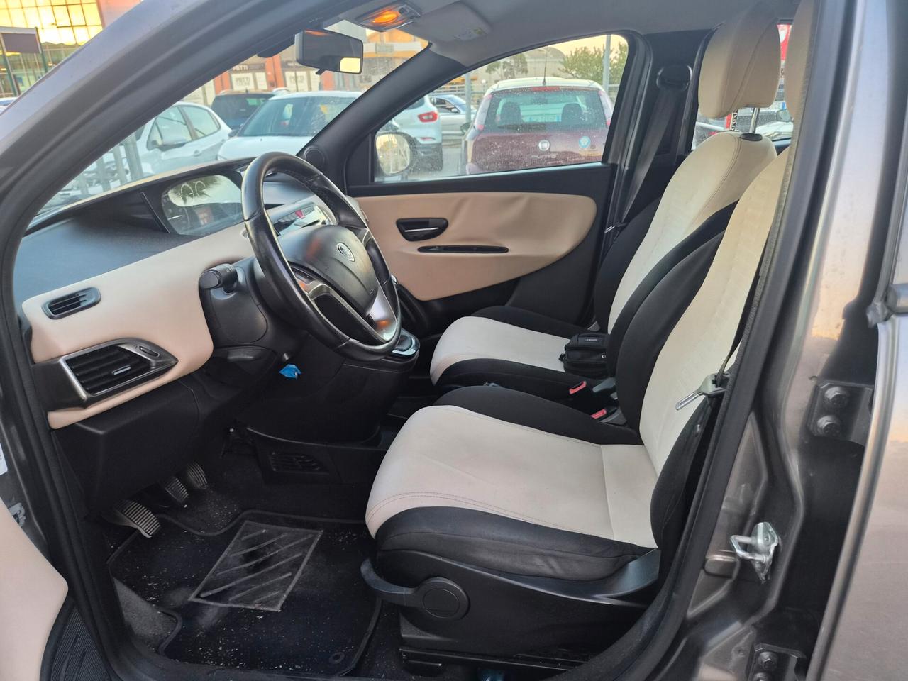 Lancia Ypsilon 0.9 TwinAir 85 CV 5 porte Metano Ecochic Silver