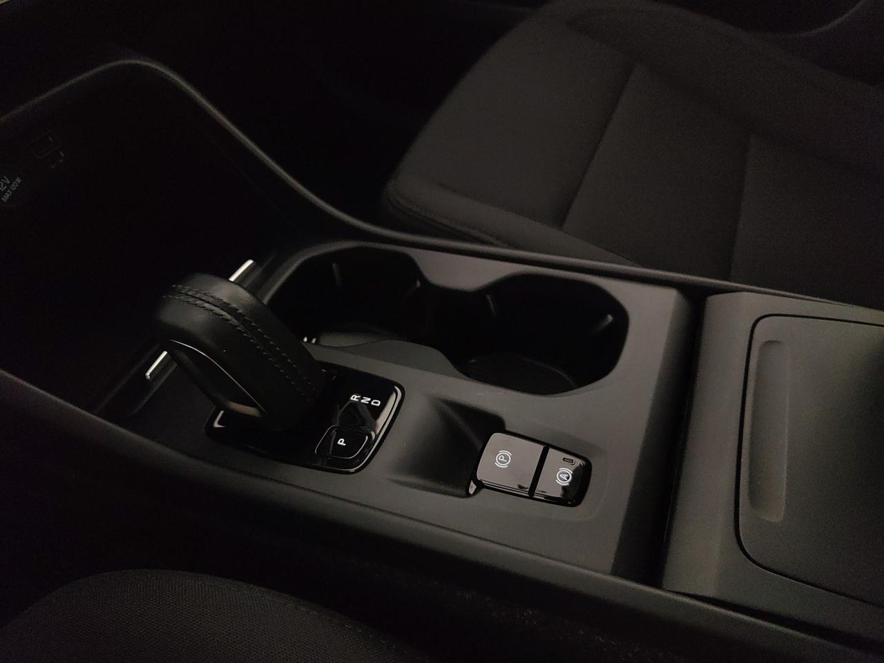 VOLVO XC40 - XC40 2.0 d4 Momentum awd geartronic