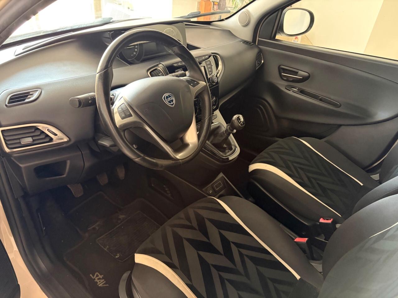 LANCIA YPSILON 1.2 69 CV 5 PORTE PLATINUM