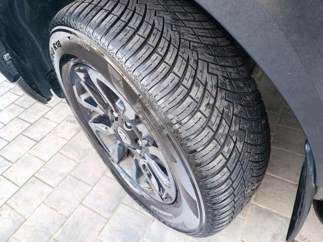 TOYOTA Hilux 2.8 D A/T 4WD 4 porte Double Cab Invincible