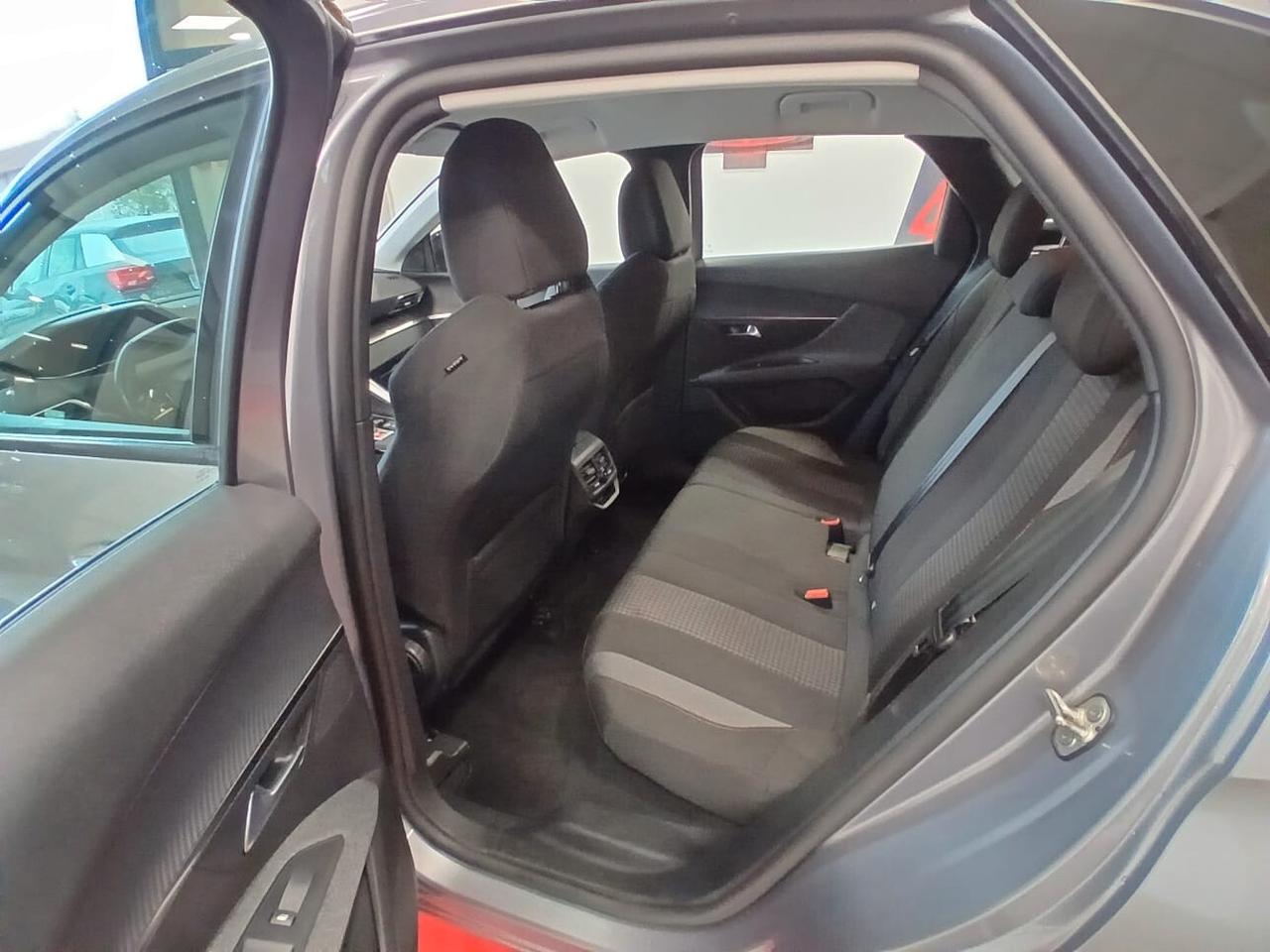 Peugeot 3008 BlueHDi 130 S&S EAT8 Active Pack