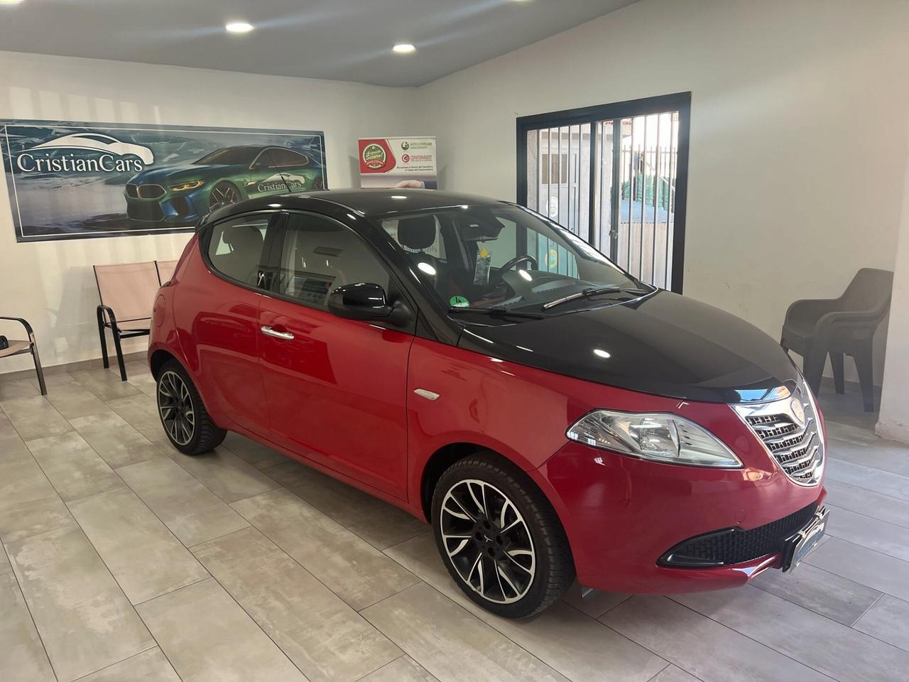 Lancia Ypsilon 1.2 69 CV 5 porte S&S Black&Red