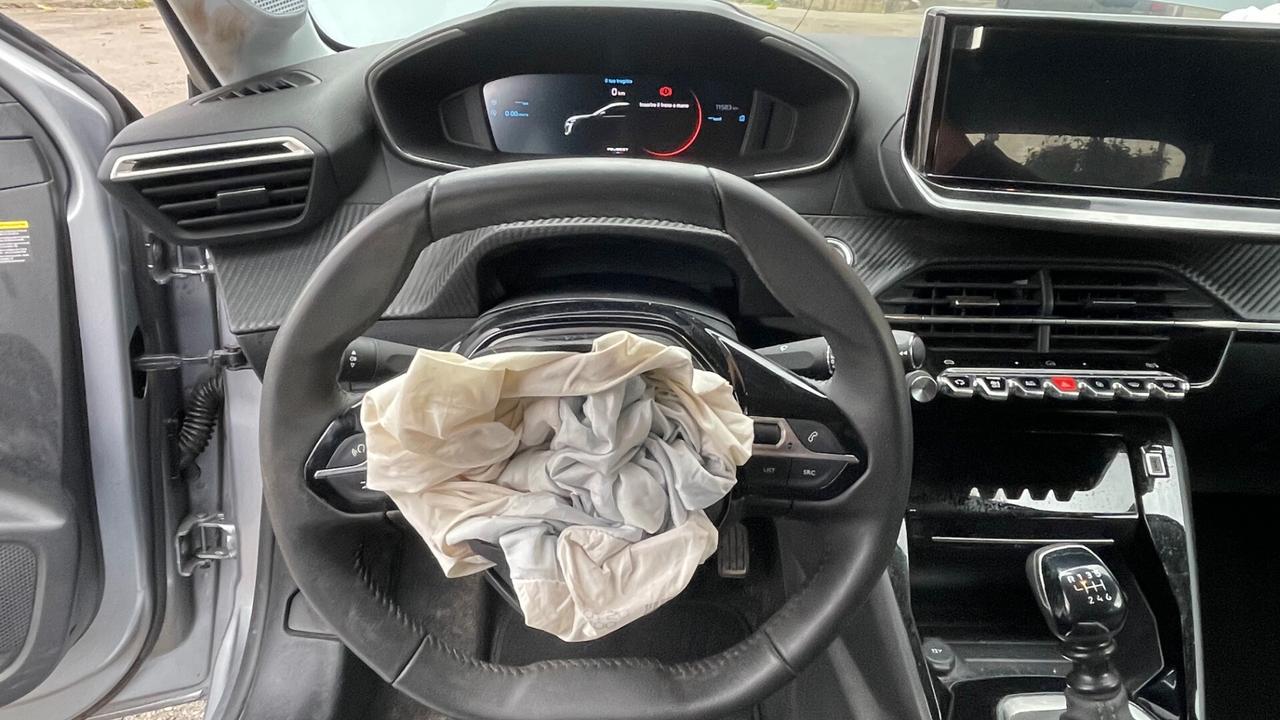 Peugeot 208 PureTechAllure (incidentata)