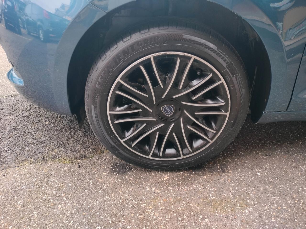 Lancia Ypsilon Hybrid Gold prezzo REALE