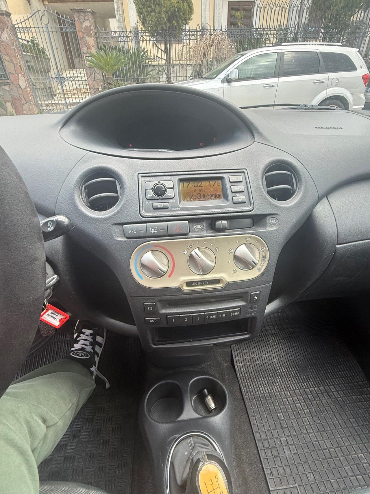 Toyota Yaris 1.0i 16V cat 5 porte Sol