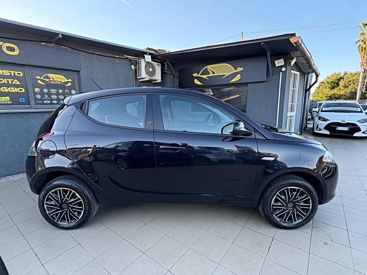 Lancia Ypsilon 0.9 TwinAir 85 CV 5 porte Metano Ecochic Elefantino