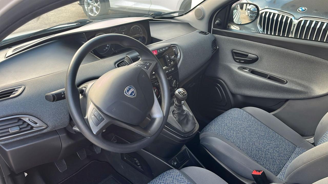 Lancia Ypsilon 1.0 FireFly 5 porte S&S Hybrid Ecochic Silver