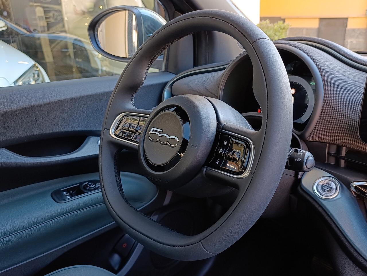 Fiat 500e Giorgio Armani 42 kWh (118cv) praticamente nuova