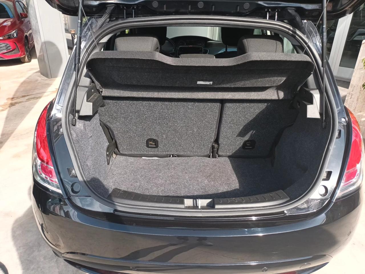 Lancia Ypsilon 1.0 Platino Hybrid 70 CV