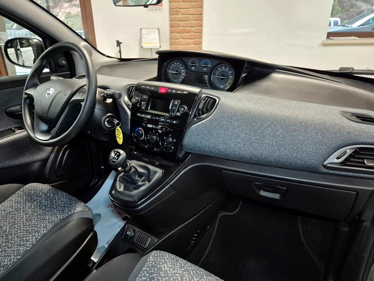 Lancia Ypsilon 1.0 FireFly 5 porte S&S Hybrid Silver