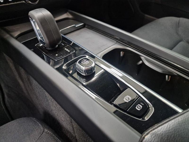 Volvo XC60 B4 (d) AWD Geartronic Momentum AUTOCARRO N1