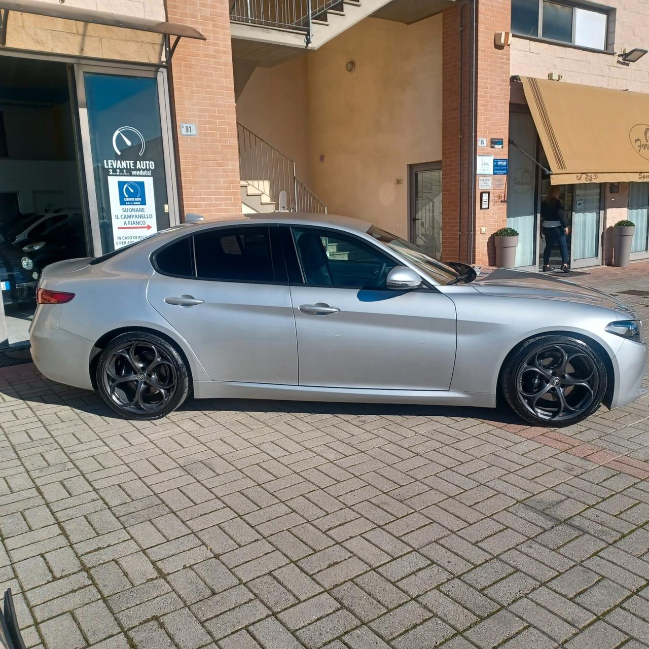 TENUTA IN MODO MANIACALE GIULIA 2.2 TDI FULL OPTIONAL