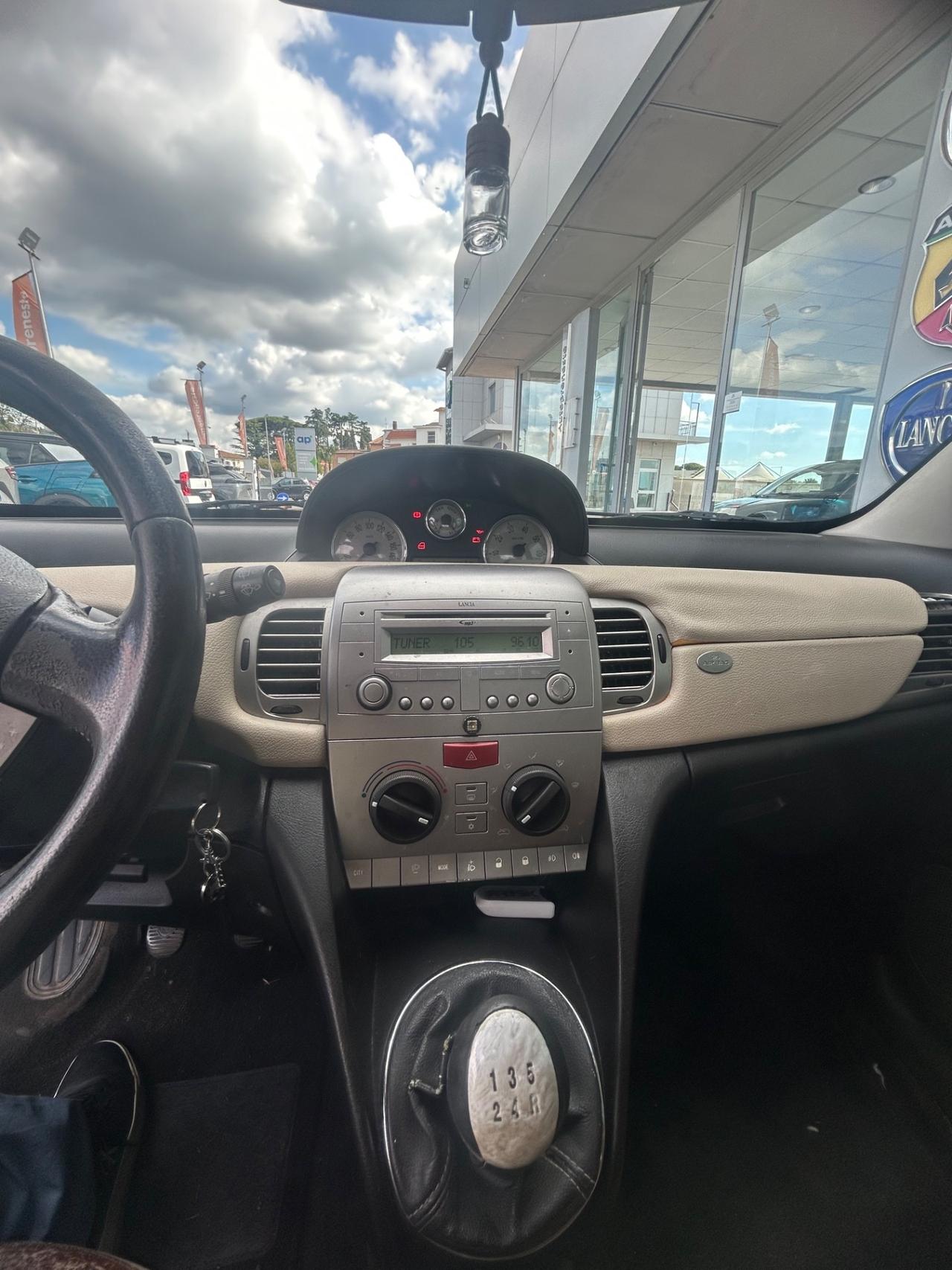 Lancia Ypsilon 1.3 MJT 75 CV Platino