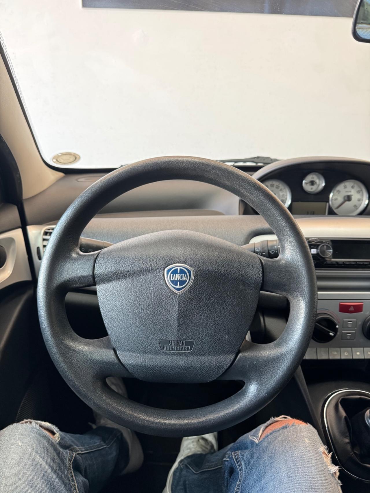 Lancia Ypsilon 1.2 69 CV Unyca