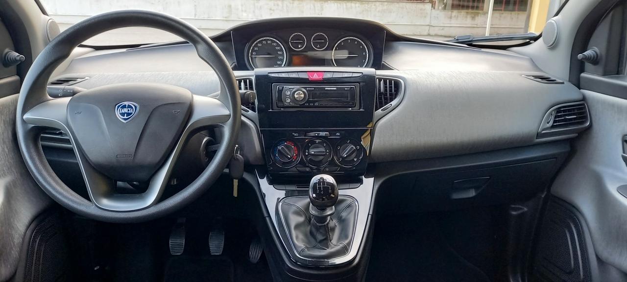 Lancia Ypsilon Benzina cc. 1.242 - 5 Porte 5 Posti SOLO 32.900 KM. PER NEOPATENTATI.