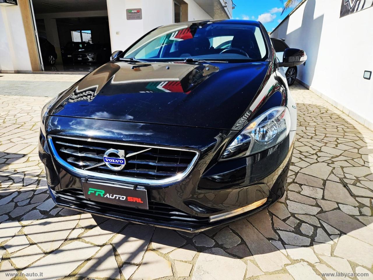 VOLVO V40 D2 R-design Momentum