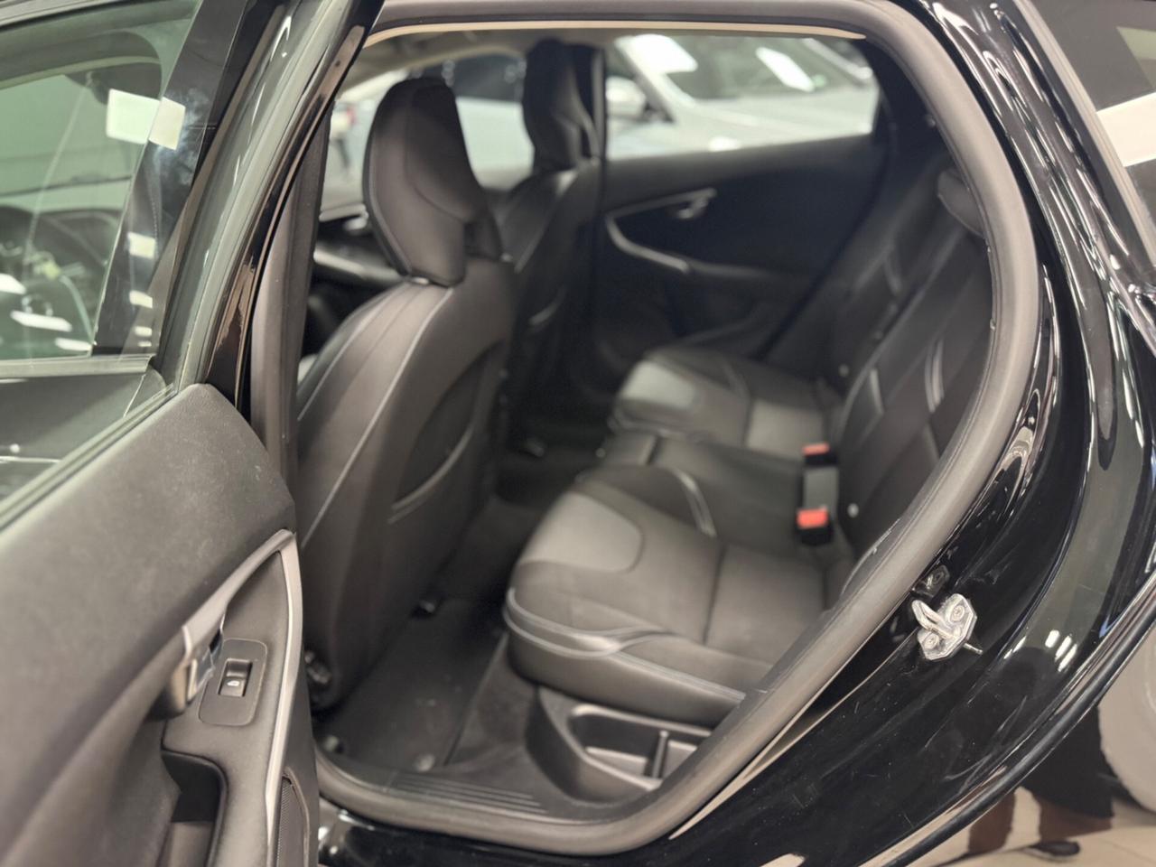 Volvo V40 D2 R-design
