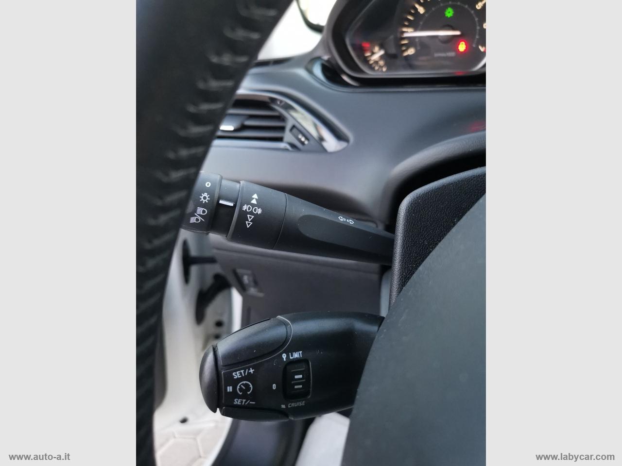 PEUGEOT 208 PureTech 82 5p. Allure