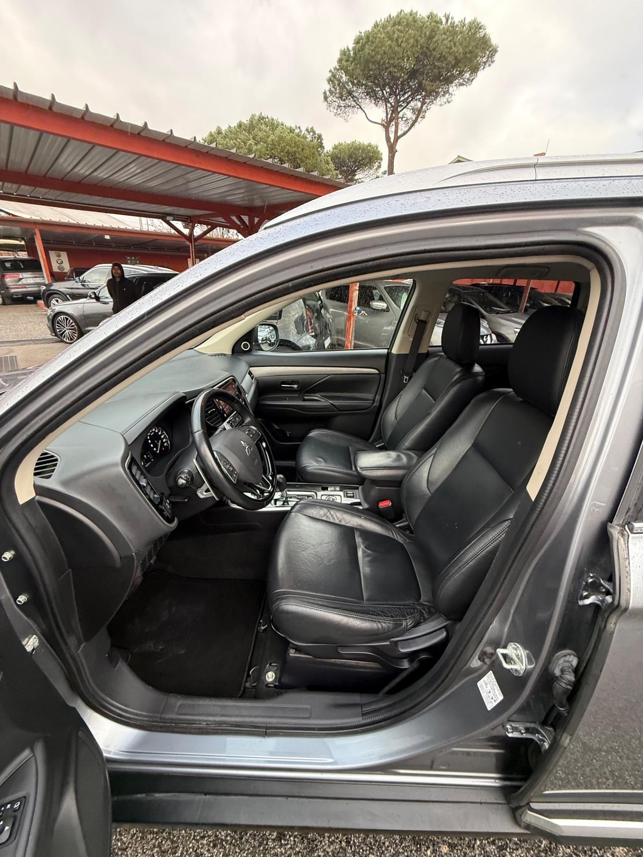 Outlander 2.2 DI-D 4x4-Instyle -7 posti-unipro-rate-E6