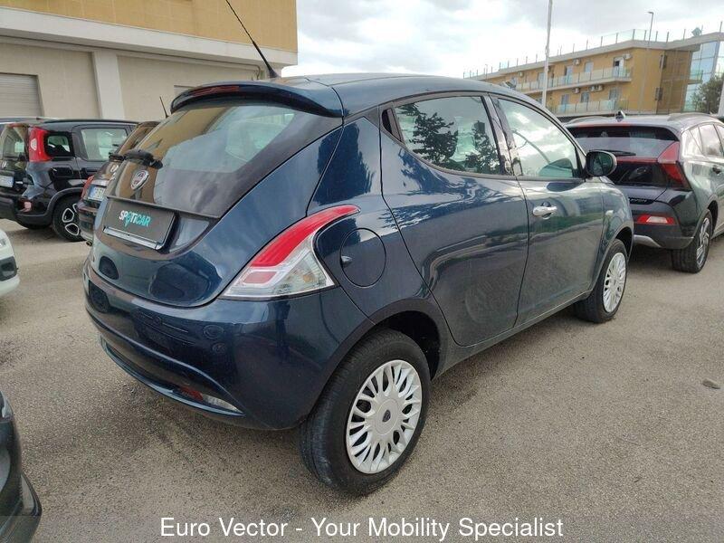 Lancia Ypsilon 0.9 TwinAir 85 CV 5 porte Metano Ecochic Silver