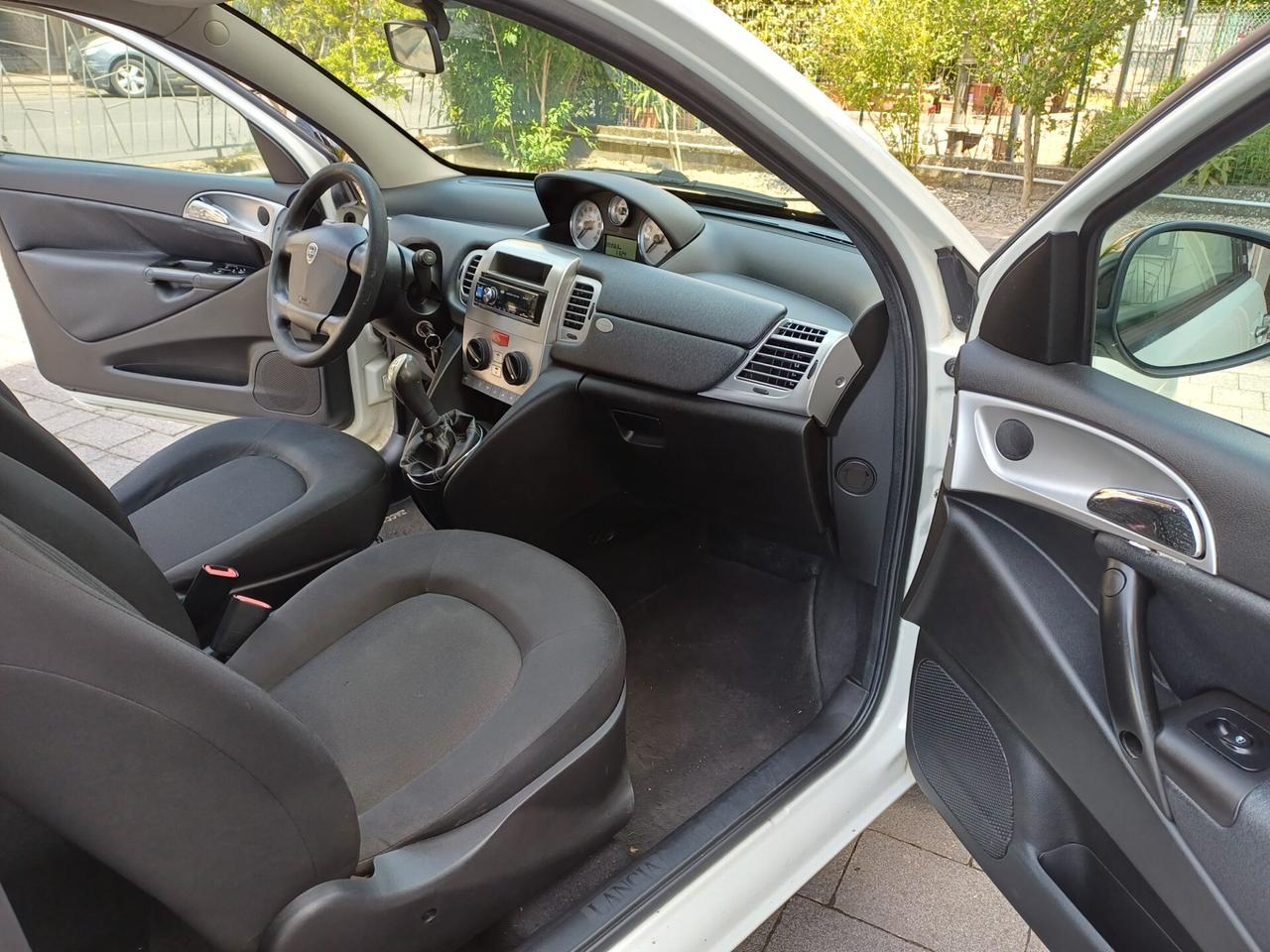 Lancia Ypsilon 1.3 MJT 75 CV Unyca