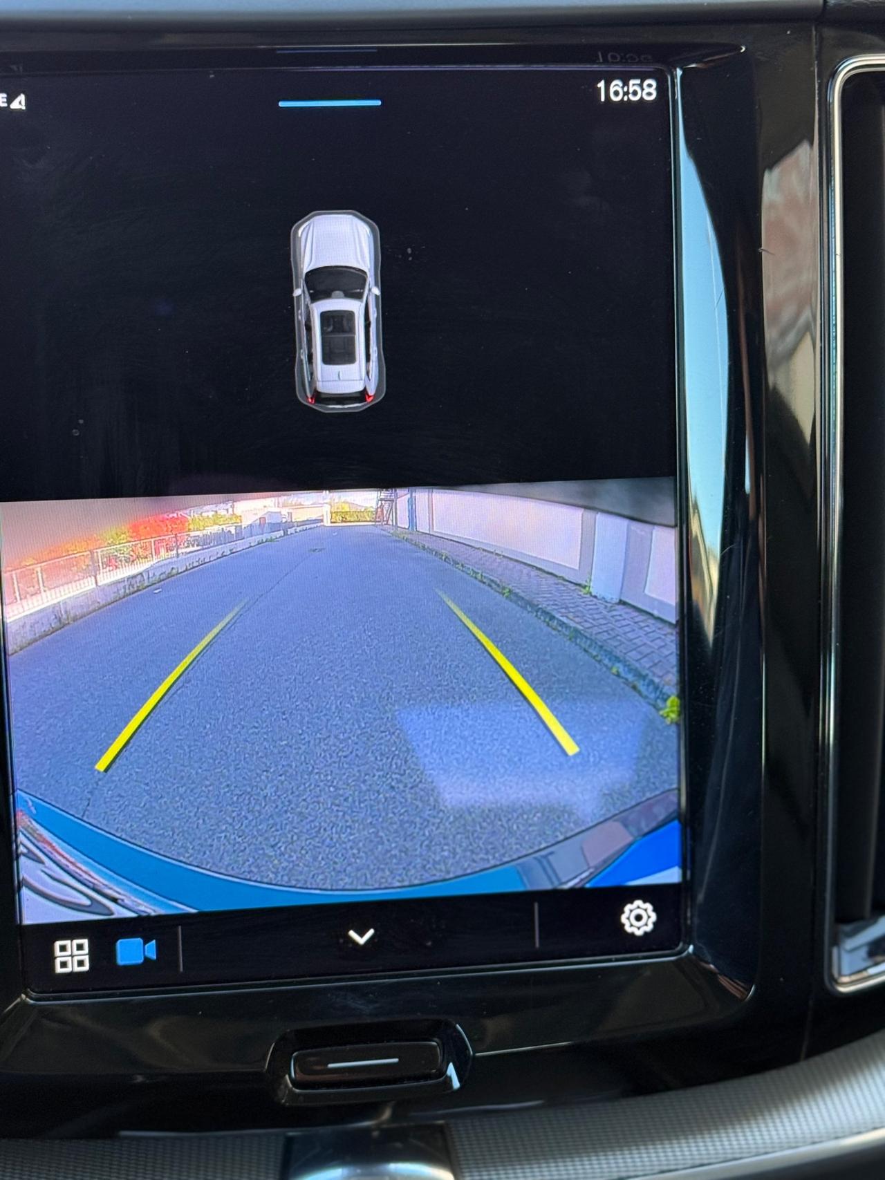 Volvo XC 60 XC60 B4 (d) automatico Plus Dark 2022