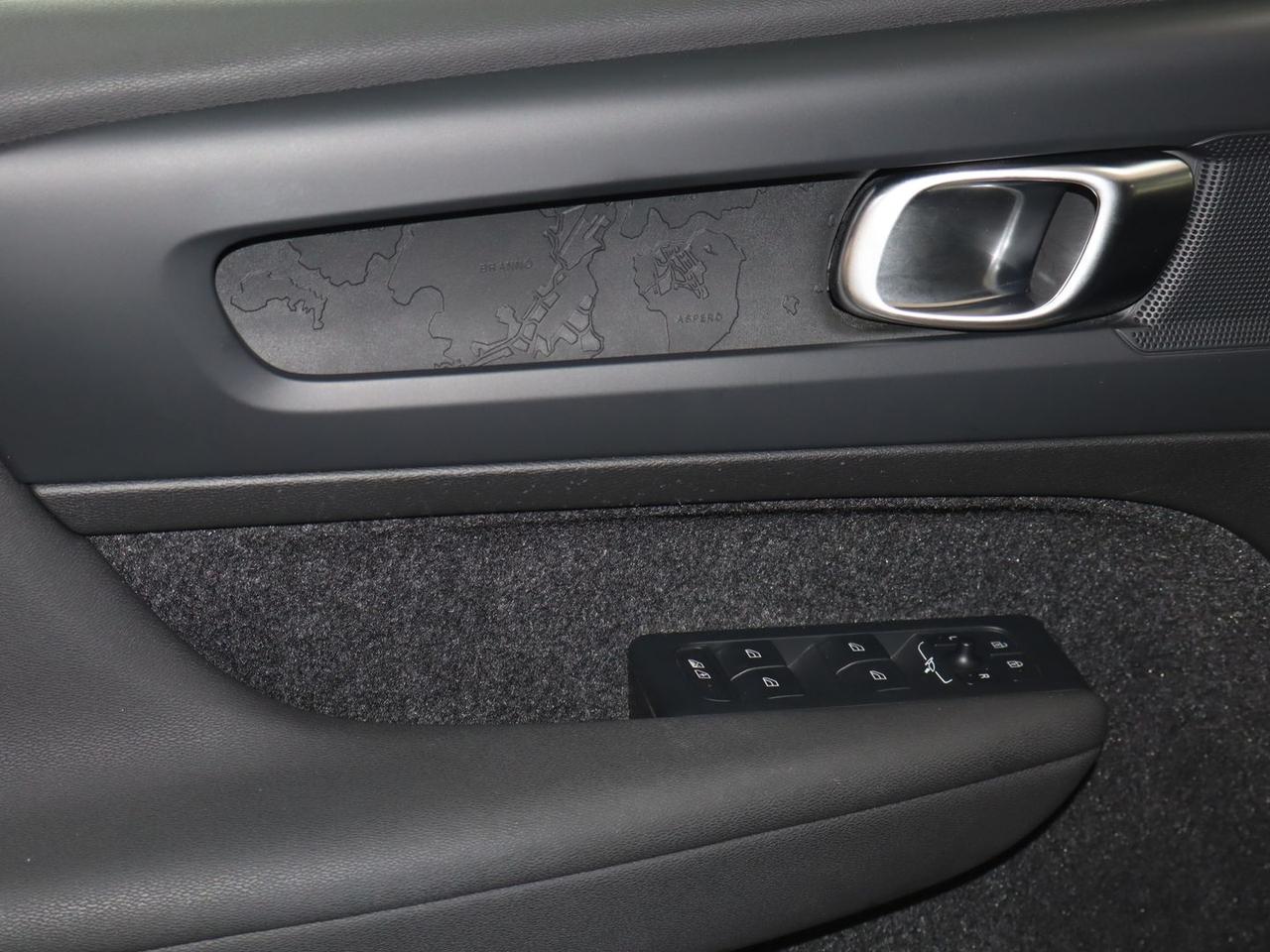 Volvo XC40 Core Recharge Pure #50780